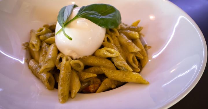 Carte gourmande : Charcuterie, entrées, maxi salades, pasta, viandes et poissons.